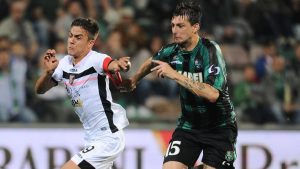 Paulo Dybala in contrasto con Francesco Acerbi - Foto Lapresse - Ilpallonegonfiato