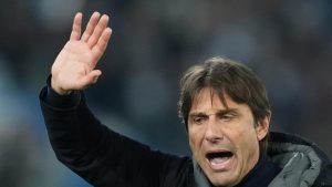 Antonio Conte ai saluti - Foto Lapresse - Ilpallonegonfiato