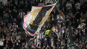 I tifosi della Juventus - Foto Lapresse - Ilpallonegonfiato