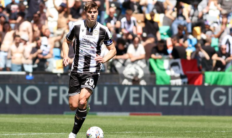Jaka Bijol in azione con la maglia dell'Udinese.