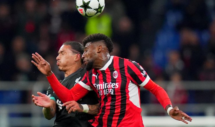 Darwin Nunez contrastato da Emerson Royal durante Milan-Liverpool.