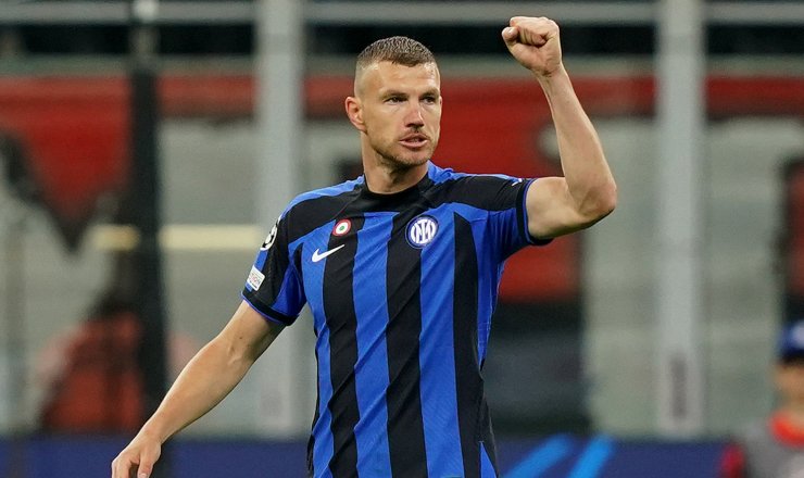 Dzeko con la maglia dell'Inter nella stagione 2022-2023.