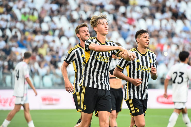 Huijsen in campo con la maglia della Juventus - Foto Lapresse - Ilpallonegonfiato