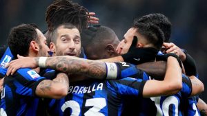 I giocatori dell'Inter in partenza - Foto Lapresse - Ilpallonegonfiato