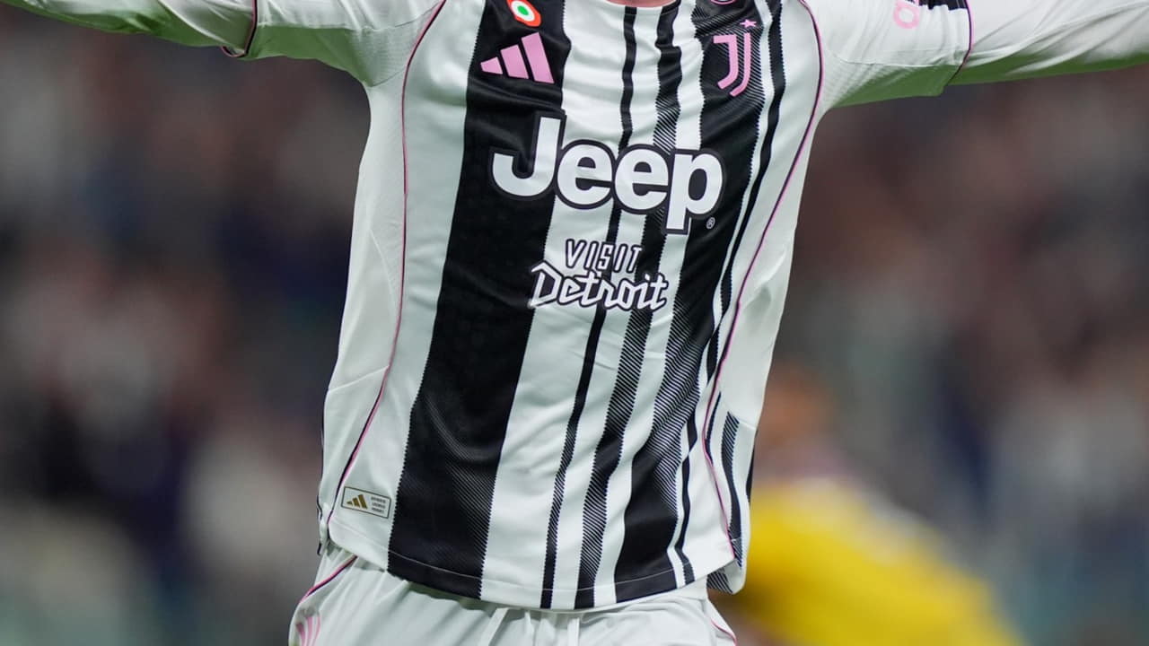La maglia della Juventus - Foto Lapresse - Ilpallonegonfiato