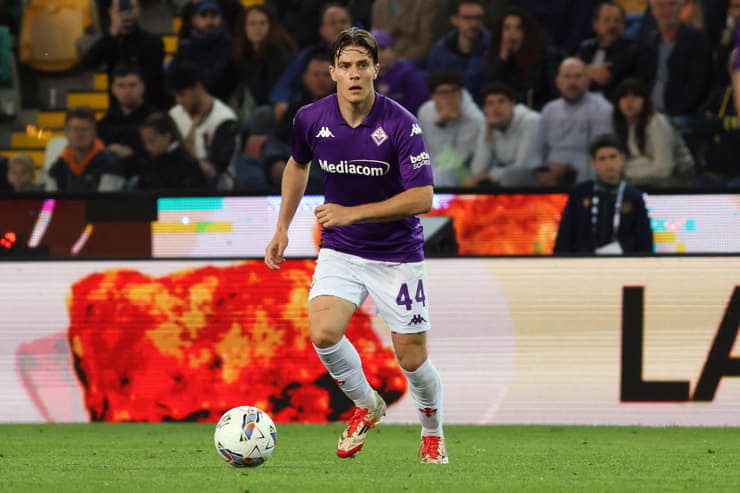 Nicolò Fagioli in campo con la maglia della Fiorentina - Foto Lapresse - Ilpallonegonfiato