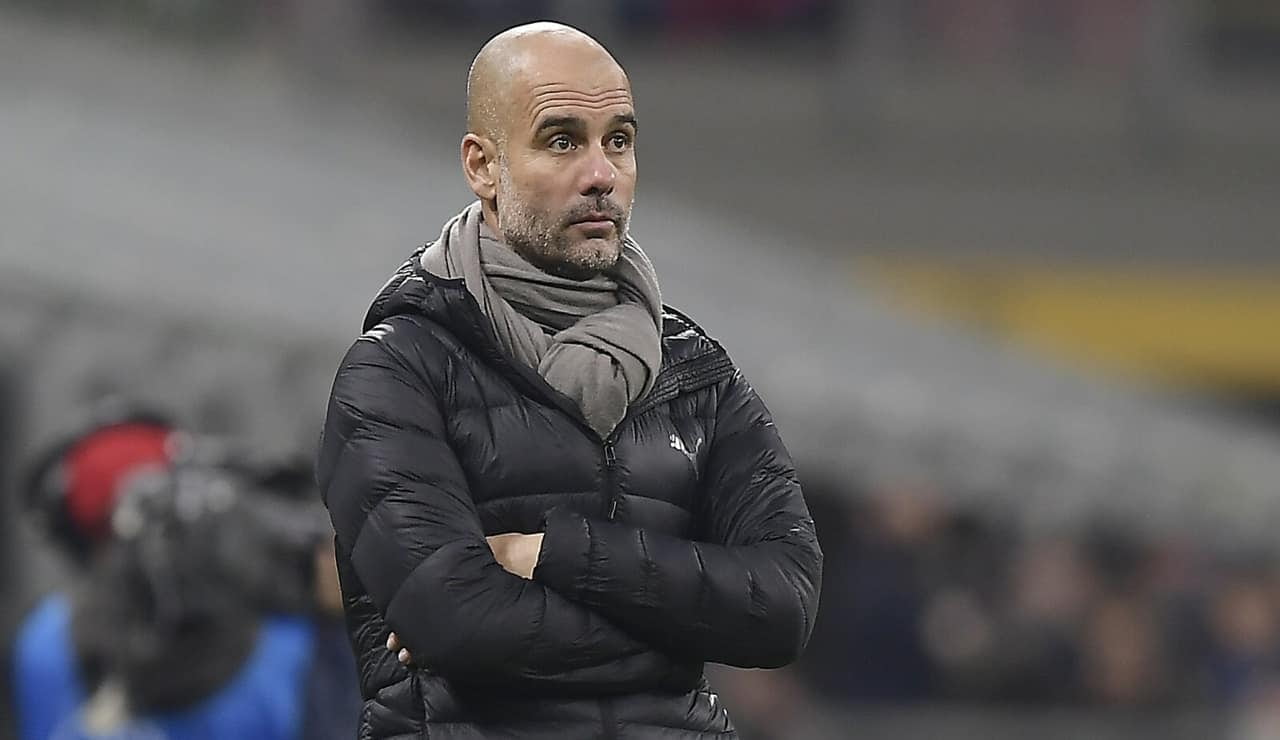 Pep Guardiola a bordo campo - Foto Lapresse - Ilpallonegonfiato