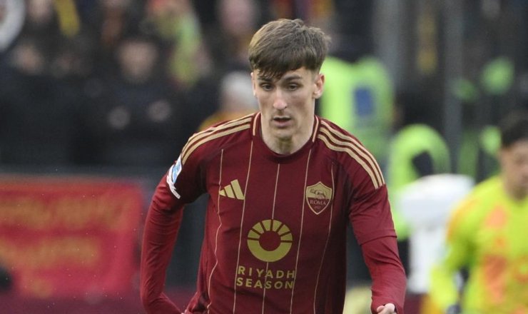 Alexis Saelemaekers in azione con la maglia della Roma.