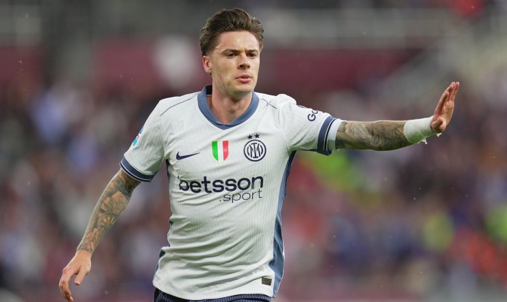 Zalewski in azione con la maglia dell'Inter.