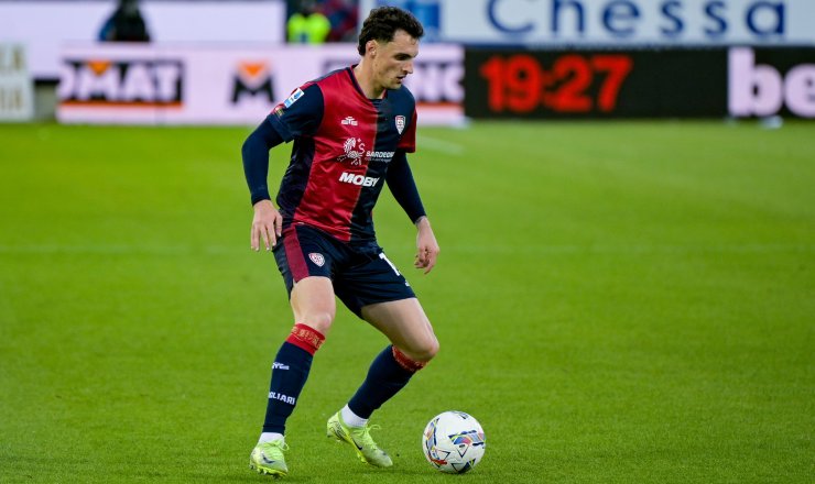 Zortea in azione con la maglia del Cagliari.