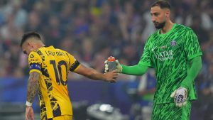 Gigio Donnarumma consola Lautaro - Foto Lapresse - Ilpallonegonfiato
