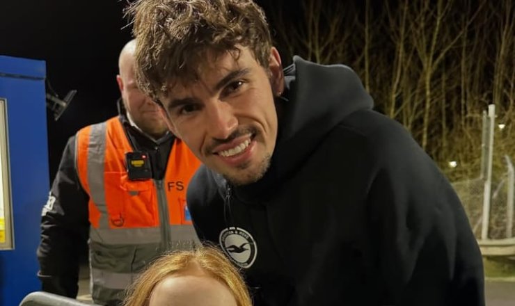 Matt O'Riley in posa per un selfie.