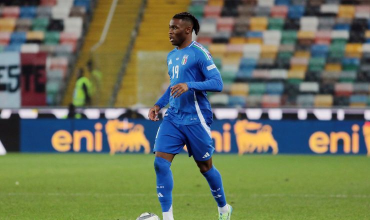 Destiny Udogie in azione con la maglia dell'Italia.